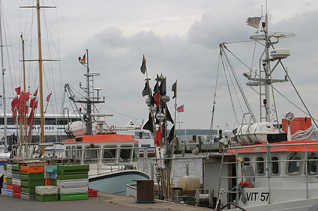 Rügen Adası, balıkçı limanı, balıkçı tekneleri, Balık tutma, ağlar, kutuları, Deniz