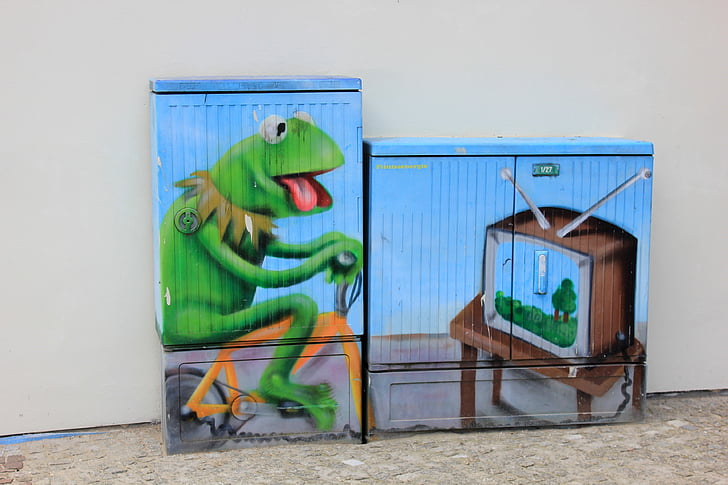 Street art, Kermit a béka, TV, teljesítmény doboz, energiatermelés, kerékpár túra, fitness stúdió
