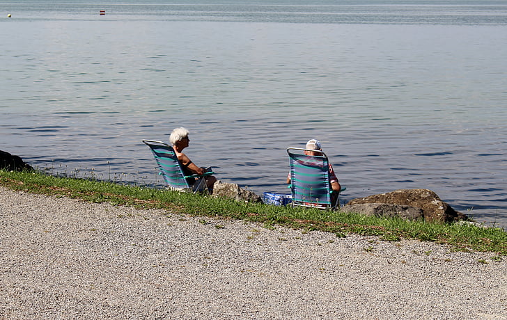 opalování, odpočinek, relaxace, odpočinek, plážová lehátka, dvojice, výhledem na jezero