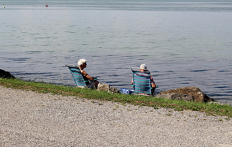 zonnebaden, rest, ontspanning, ontspannen, strandstoelen, paar, uitzicht op het meer