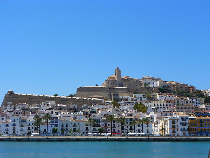 Eivissa, ciutat costanera, Illes Balears, l'estiu, paisatge