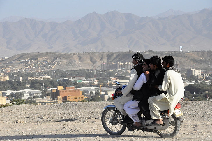 Mopedas, motociklas, rankenos, keturi, per daug, Kabulo, Afganistanas