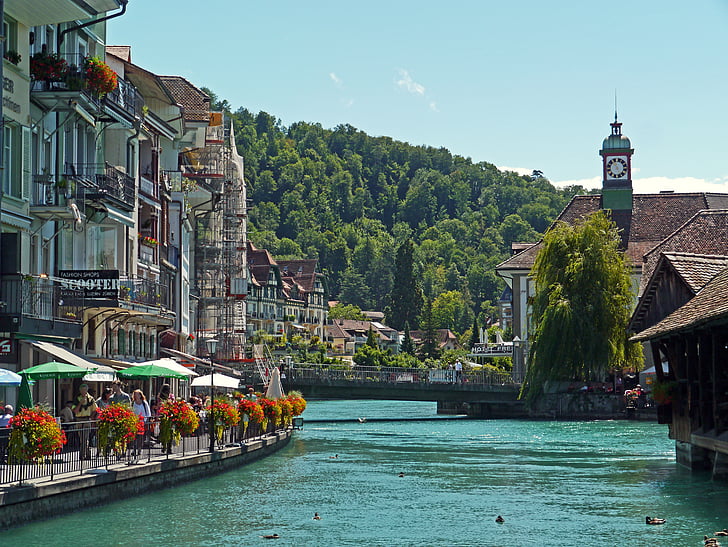 Švicarska, Thun, u centru grada, Aare, šetalište, Alpa Rijeka, townhouses