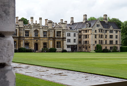 Universidad de Cambridge, arquitectura, edificios, antigua, ecléctica, pavimento mojado
