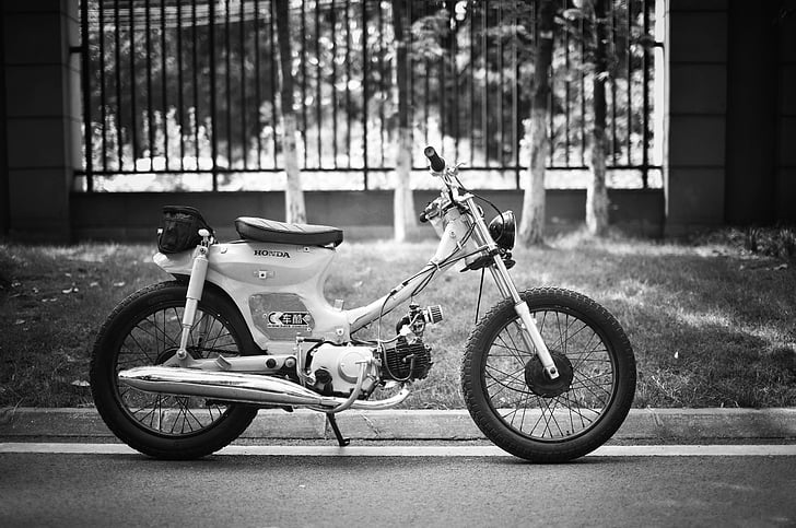 masih hidup, Sepeda Motor, konsepsi artistik, hitam dan putih