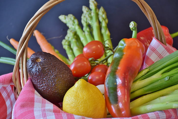 warzywa, szparagi, pomidory, pora, cytryna, papryka, zielone szparagi