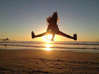skakanje, djevojka, skok, zalazak sunca, plaža, nebo, vode