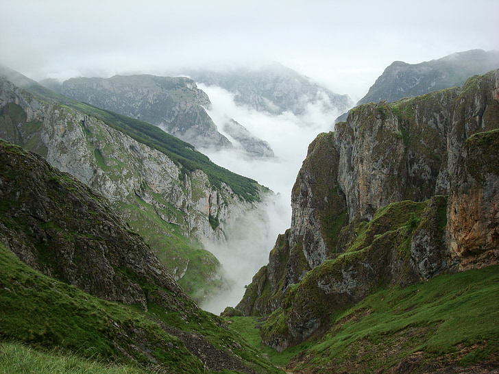 Asturias, uppstigning, Urriellu peak, vild natur, naturliga geometri, moln, bergen