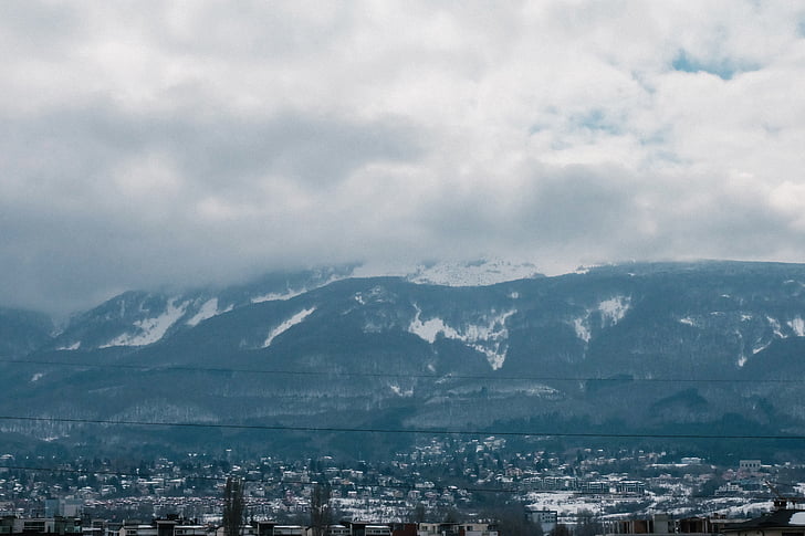 topview, 写真, 都市の景観, 雪, 覆われています。, 山, 山