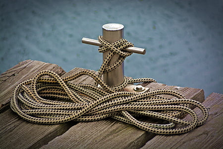 身体的水, 帘线, 码头, 停靠区域, 绳子, 夏季, 木材