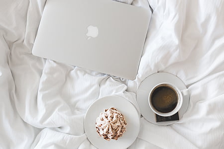 Кава, Кубок, яблуко, ноутбук, робочі, ліжко, Спальня