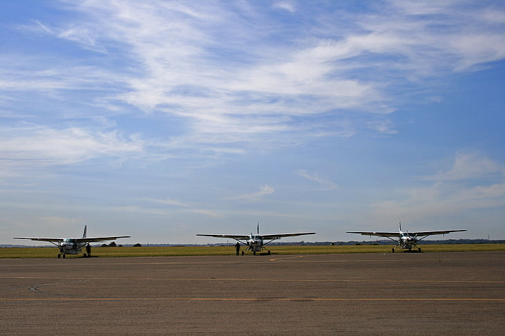 Cessna karavānas, gaisa kuģu, fiksētu spārnu, gaisa satiksmes jomā, skrejceļa, debesis, zila