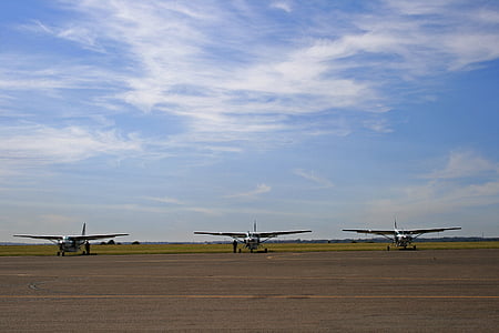 Cessna caravans, vliegtuigen, vaste vleugels, lucht veld, asfalt, hemel, blauw