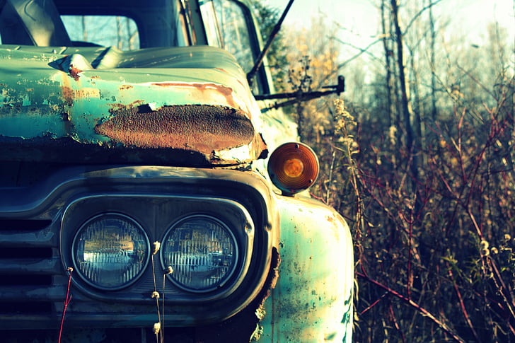 Autóbontó, autó, roncs, Vintage, régi, törött, piros