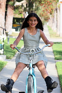 meitene, jaunatnes, velosipēds, vidusskolā, Pre-pusaudžu, Hispanic tīņi, velosipēdu