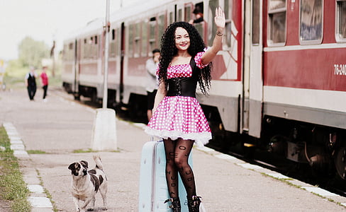 Tyttö, rautatieasema, matkatavarat, koira, Peron, mekko, pilkkuja