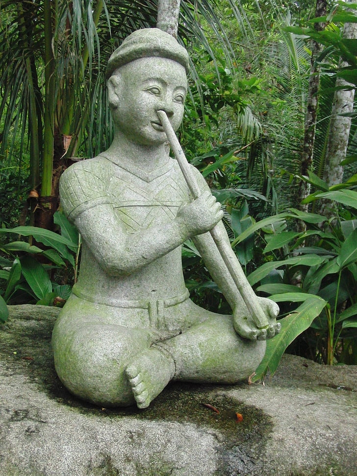 home de pedra, l'home amb l'instrument musical, assegut, escultura en pedra, escultura del parc, vacances, viatges
