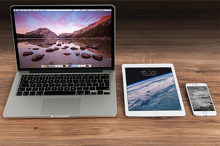 MacBook, Pro, vedľa, biela, iPad, striebro, iPhone