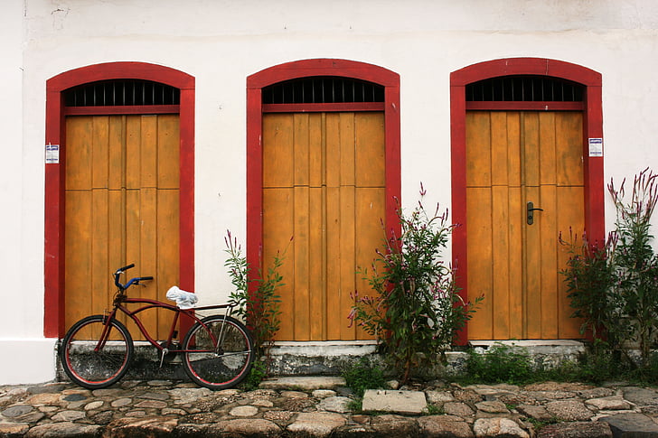 Paraty, bicicleta, arquitectura colonial, carrer de pedra, Vida senzilla, simplicitat