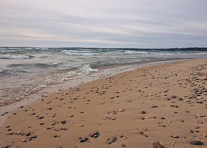 Beach partján, homok hullámok, tengerpart, felhős