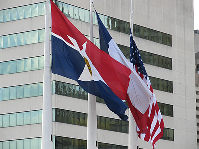 σημαίες, κυματίζει, Ντάλας, Δημαρχείο, Αμερικανική σημαία, Τέξας κράτους σημαίας, σημαία πόλεων του Ντάλλας