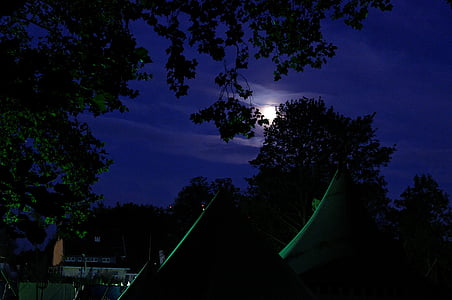 mercado medieval, acampamento do exército, barracas, árvores, À noite, lua, à noite