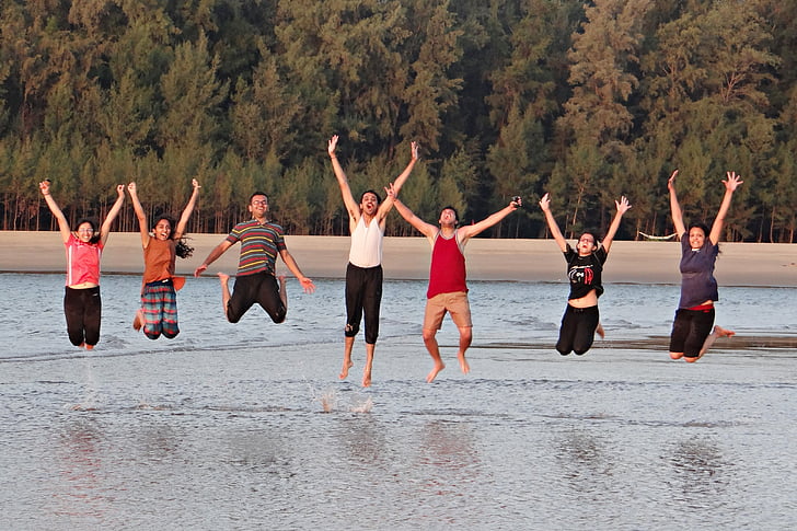 jeunes, heureux, saut d’obstacles, gens heureux, plage, Frolic, la mer d’Oman