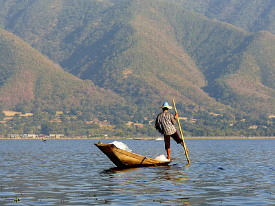 ribič, Inle lake, Burmi, ribolov, neto, veslo, tradicionalni