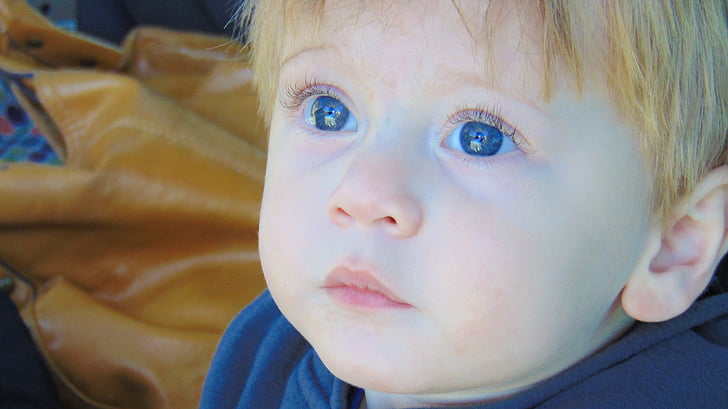 kleiner Junge, Kleinkind, blaue Augen, liebenswert, niedlich, gut aussehend, Guter Junge