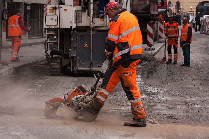 road construction, construction workers, teersäge, renovation, rehabilitation, workwear, safety clothing