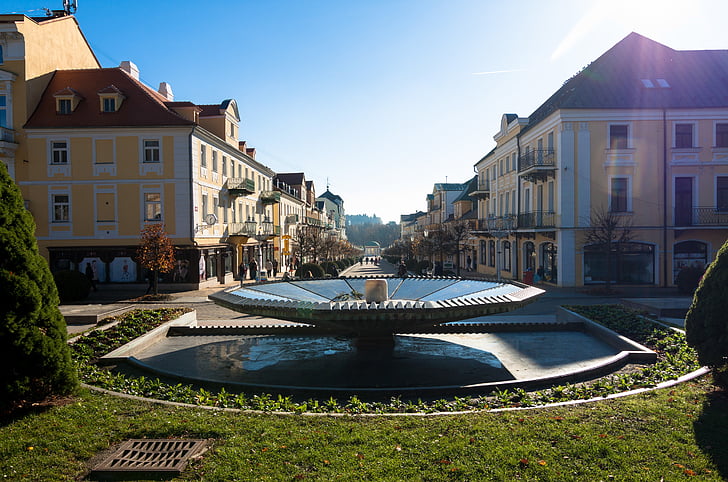 Lazne (Marienbad), Brunnen, Gegenlicht, Sonnenlicht