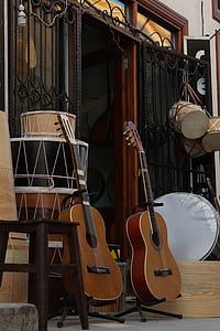 Guitarra, tambor, tienda