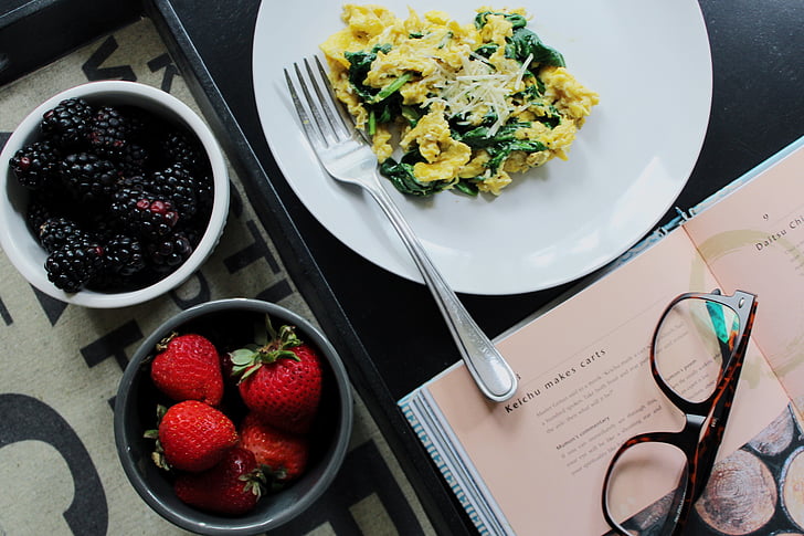 υγιεινή, πρωινό, τα αυγά, φράουλα, βατόμουρο, το βιβλίο, γυαλιά