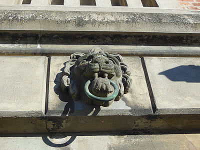 antiga Câmara Municipal, Prefeitura de Nyborg, detalhe, ornamento, cabeça de leão, anel na boca, cabeça de leão