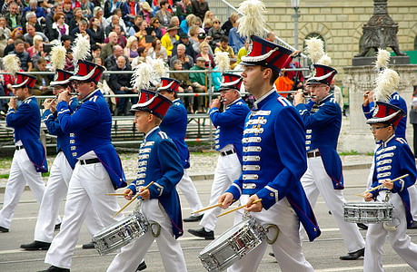 Monaco di Baviera, parata, musicisti, batteria, spettatori