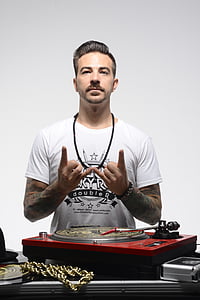 DJ, lemezjátszó, Kaparós sorsjegy, hip hop, kultúra, fiatal férfi, hüvely tetoválás