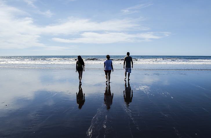 tres, persones, caminant, al costat de, vora del mar, blau, cel