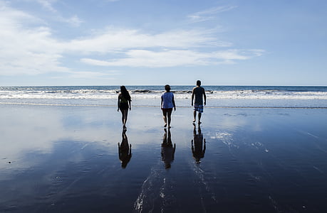 kolme, ihmiset, kävely, vieressä, meren rannalla, sininen, taivas