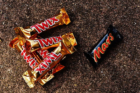 eden proti vsem, simbolično, čokoladico, sladkost, čokolada, Mars, karamelni sladkor