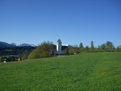 Oy-mittelberg, Allgäu, kirkko, St michael, panoraamanäköalalla vuoristoon, taivas, sininen