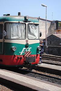 gamla tåg Italien, Randazzo station, vulkanen etna