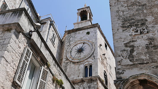 Split, clocher de l’église, heure s
