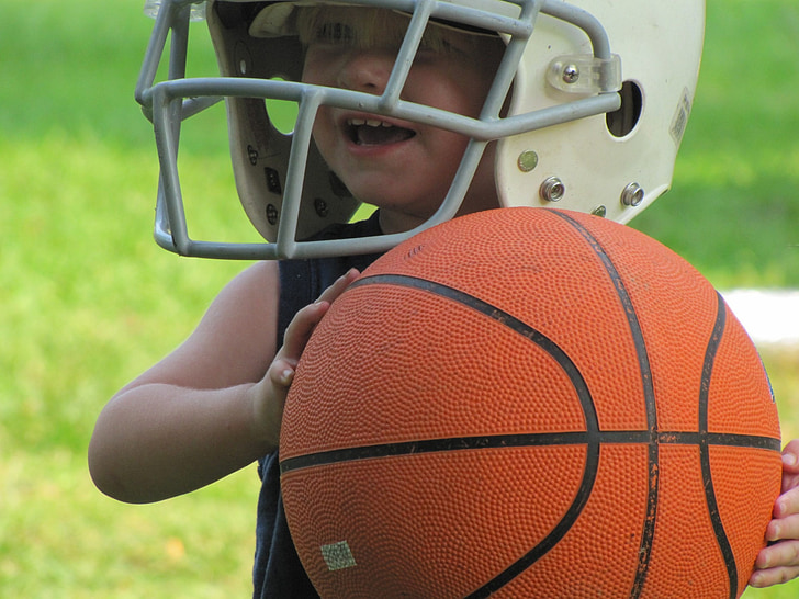 menino, criança, basquete, capacete, futebol, jogando, jogador
