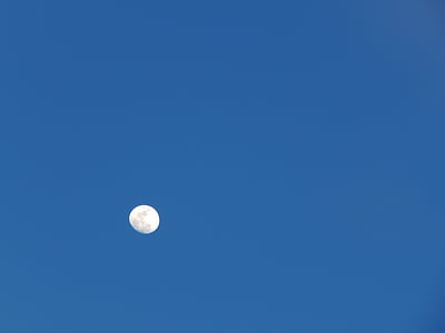 mēness, zilas debesis, debesis, saulriets, mēness dienu, mēness debesīs, miera