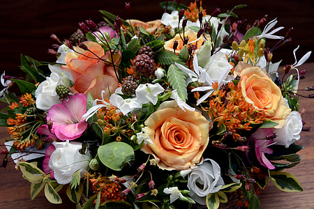 floral arrangement, flowers, roses, blackberries, pastel, pastellfarben, tender