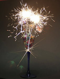 Copa de champán, luces de Bengala, confeti, Prost, celebración, fin de año, año nuevo