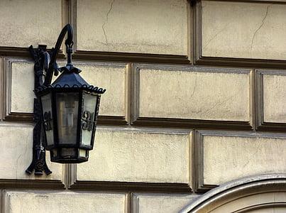 substituição da lâmpada, lanterna, rua, pedra, iluminação, casas antigas, a cidade velha