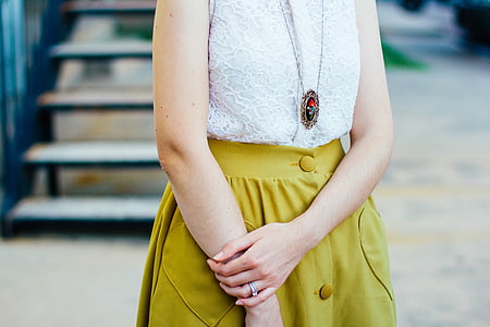 Foto, mujer, usando, verde, plisado, botón, parte inferior