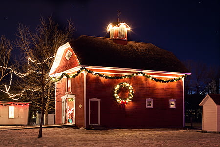 casa de Natal, à noite, luzes de Natal, casa vermelha