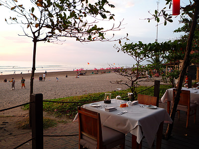 Bali, Indonesia, restaurante, lado de la playa, noche, puesta del sol
